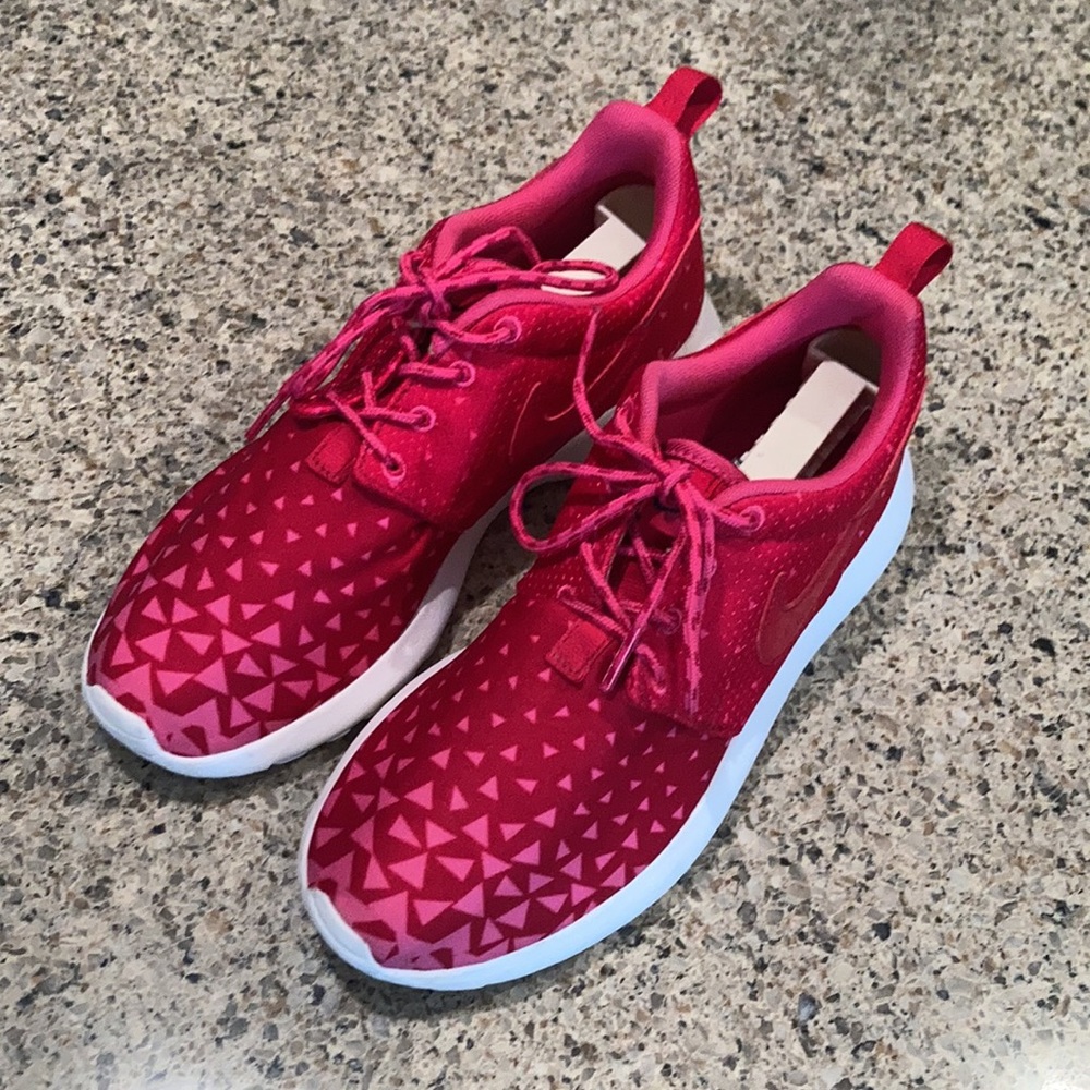 Size 5Y Nike Roshe One GS 'Gym Red' - Picture 1 of 13